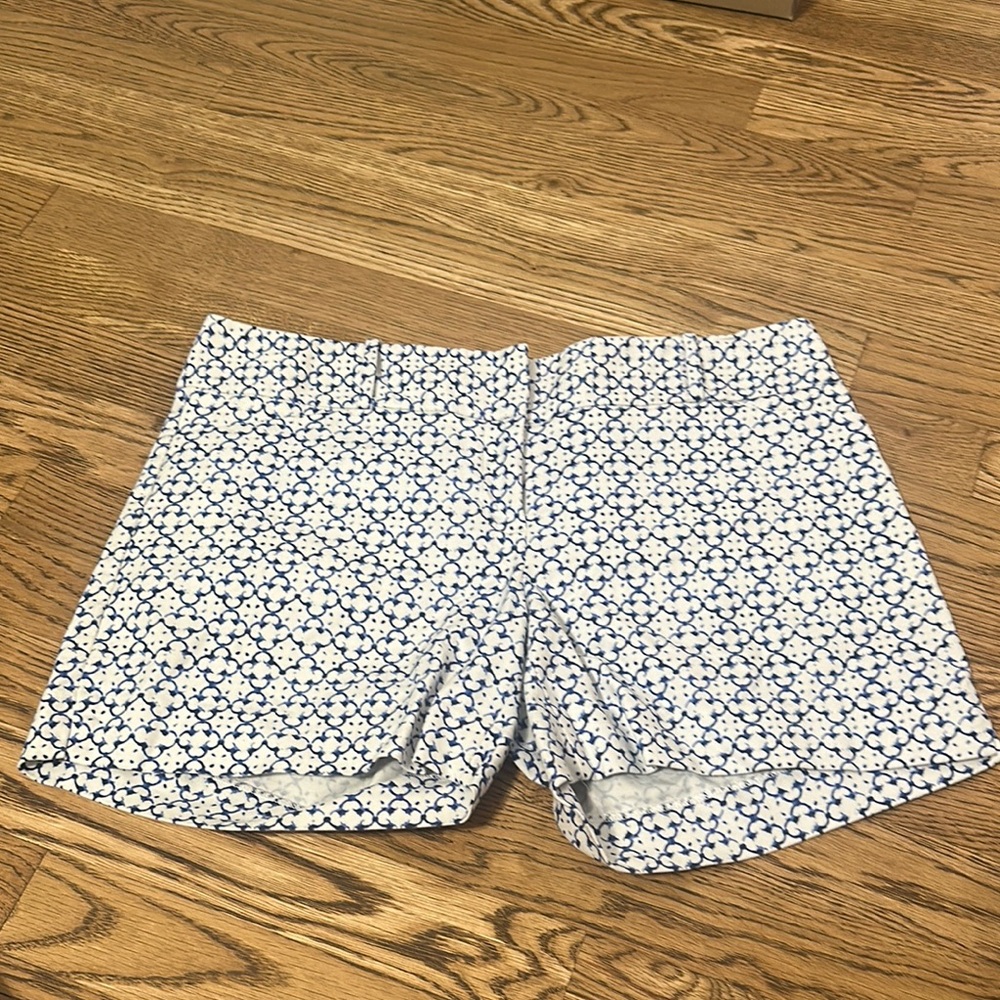 The Limited Blue and White Patterned Women's Shorts size 8- low waisted